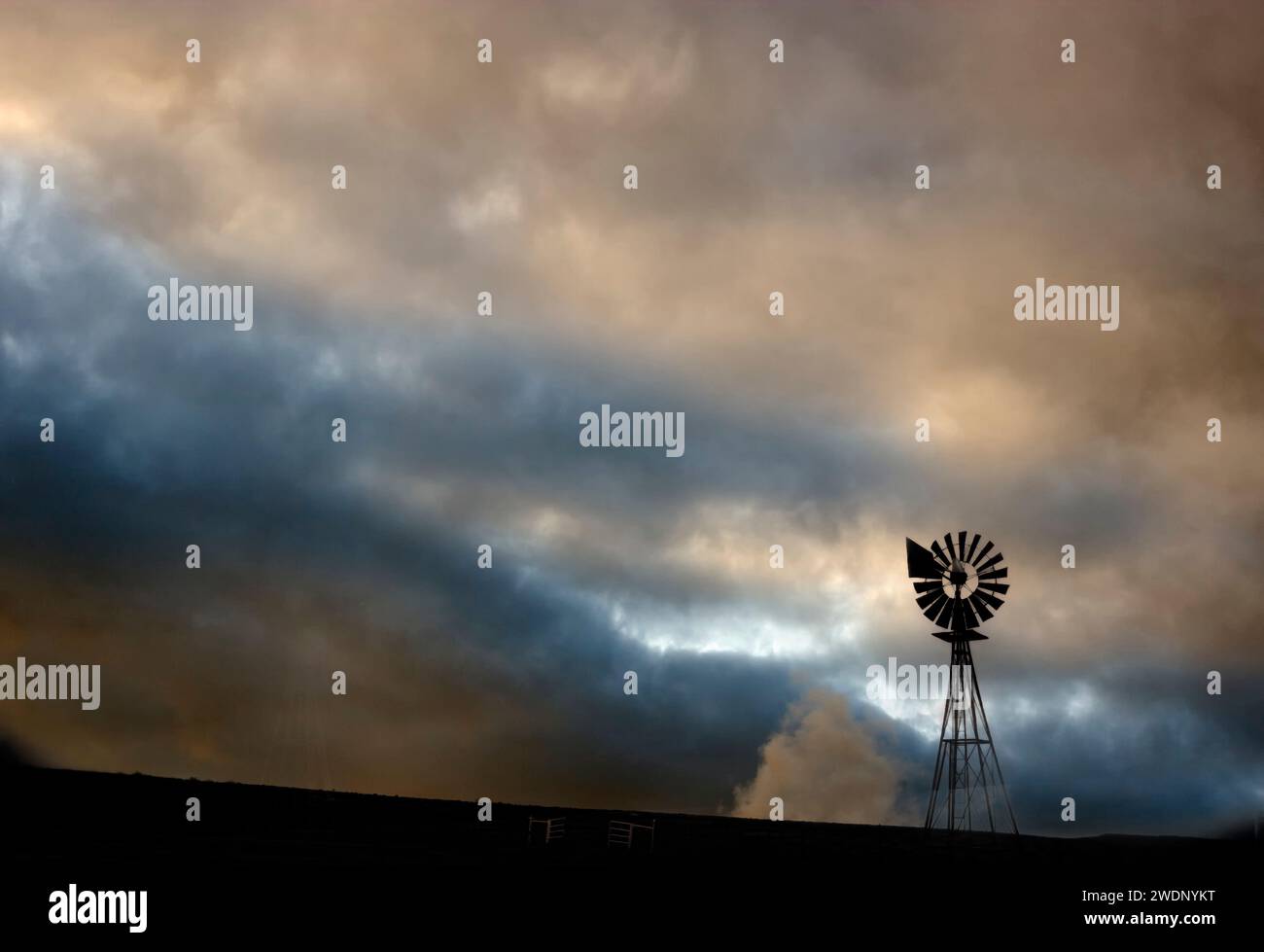 Mulino a vento Lonley Texas Prarie con nuvole di tempesta in arrivo Foto Stock