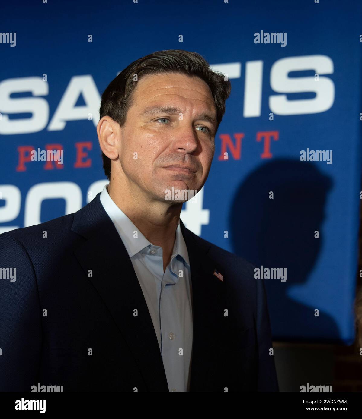 19 agosto 2023 Manchester , New Hampshire, USA candidato alla presidenza repubblicana il governatore della Florida Ron DeSantis in una campagna “Meet and Greet” al Penstock Pub presso il Doubletree Hotel a Manchester, New Hampshire. Desantis sospese la sua campagna presidenziale il 21 gennaio 2024, due giorni prima delle primarie repubblicane del New Hampshire. (Rick Friedman) Foto Stock