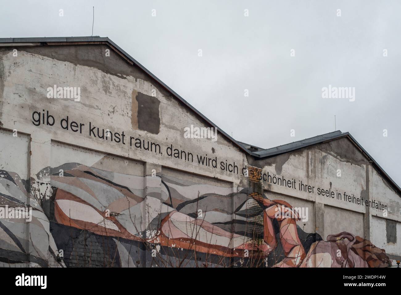 Gib der Kunst Raum dann wird sich die Schoenheit ihrer Seele in Freiheit entfalten wall art a Rathenau - Hallen, Platz am Kaisersteg, Berlino, Germania Foto Stock