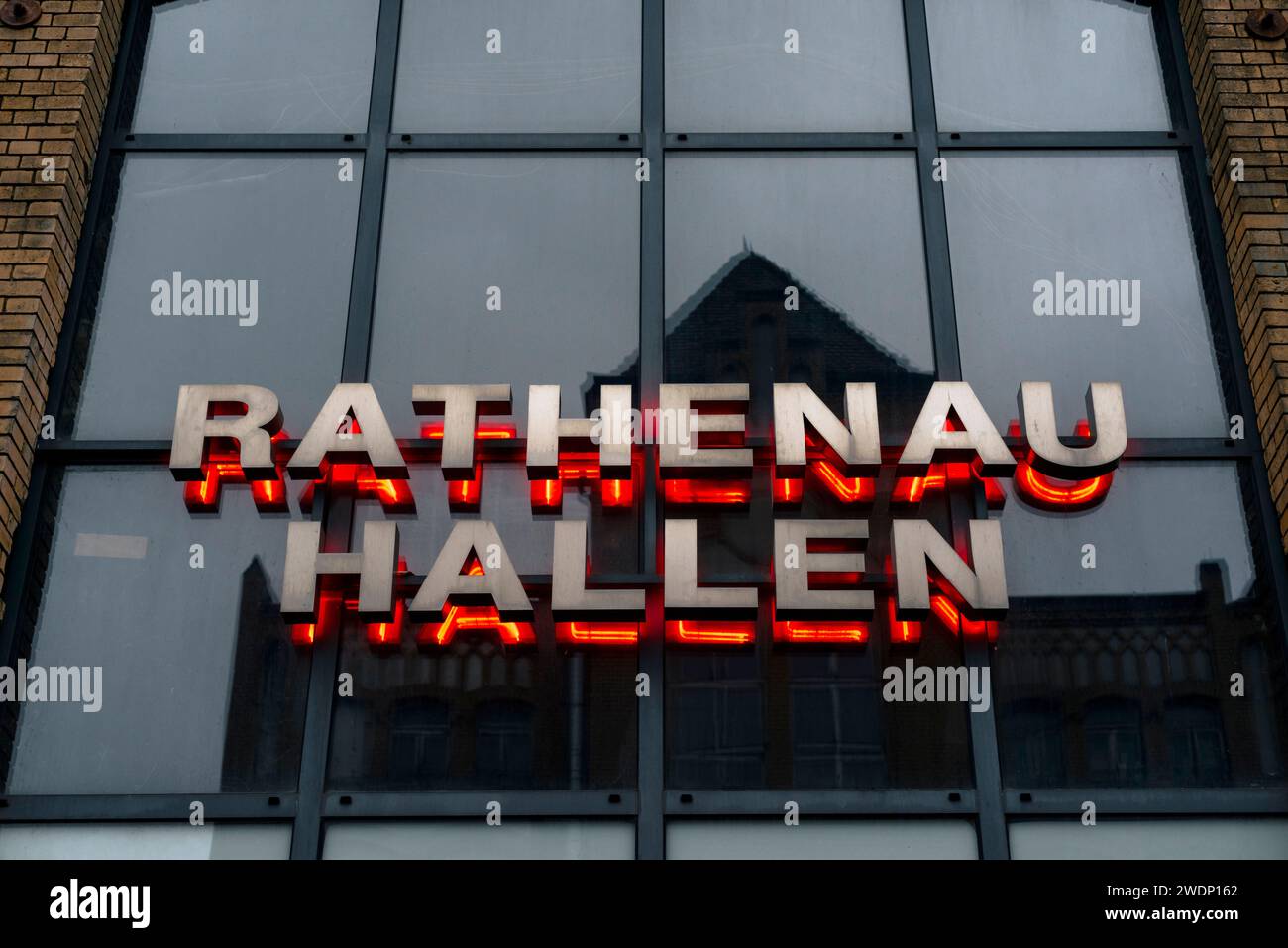 Insegna illuminata del Rathenau-Hallen a Berlino Oberschöneweide, monumento per l'architettura industriale, ora quartiere culturale, Berlino, Germania, UE Foto Stock
