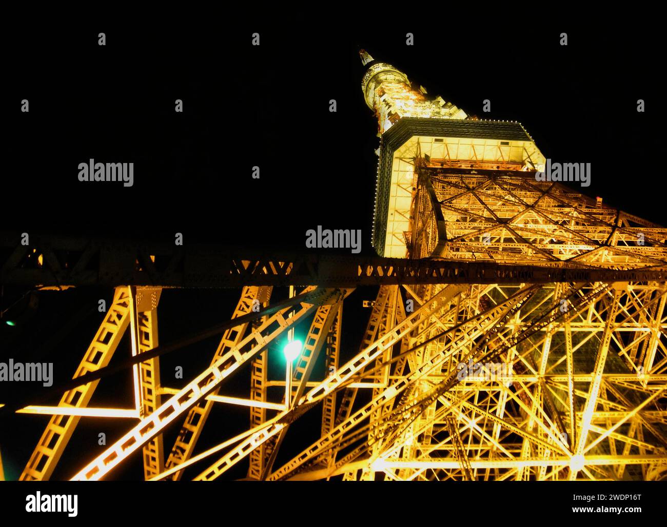 Tokyo Tower di sera Foto Stock