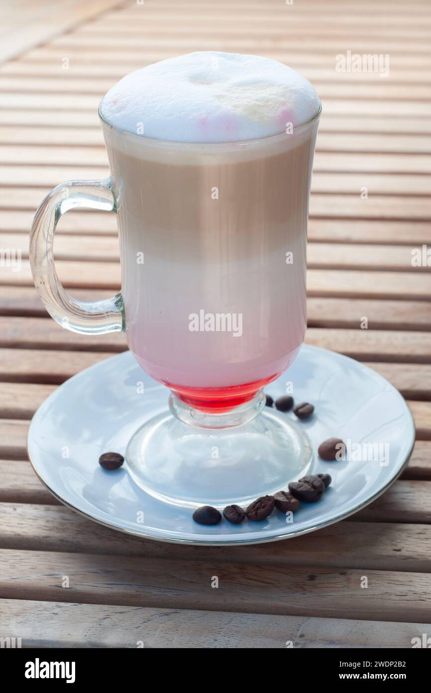 Il Raspberry Coffee è una bevanda a base di caffè robusta mescolata con frappè e sciroppo al gusto di lampone Foto Stock