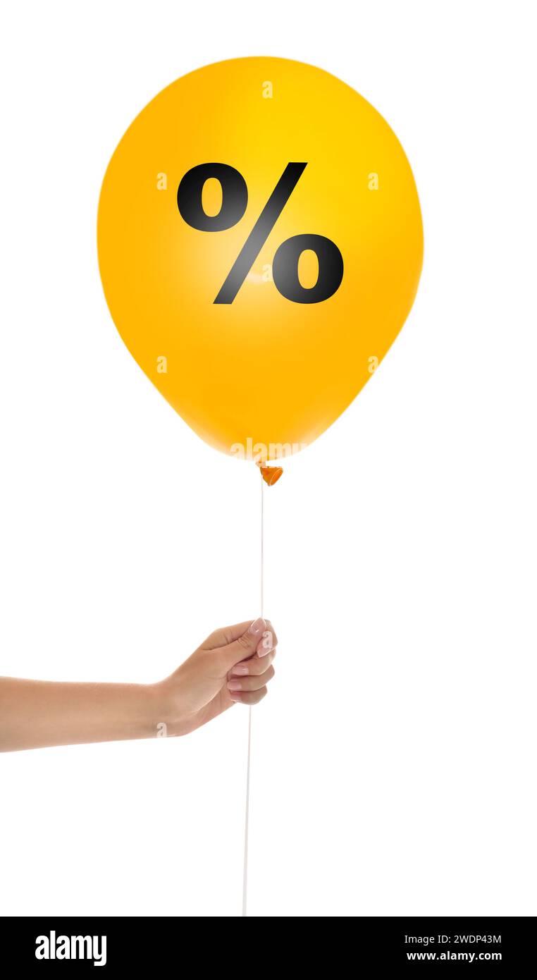 Offerta scontata. Donna con un palloncino giallo con un segno di percentuale su sfondo bianco, primo piano Foto Stock