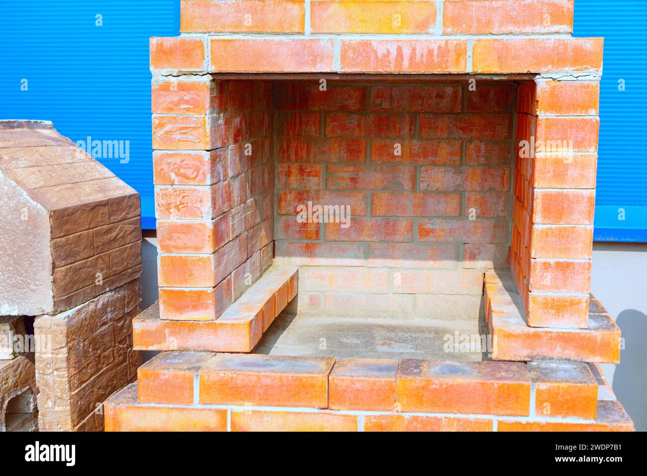 Caminetto in mattoni. Forno in mattoni rossi Foto Stock
