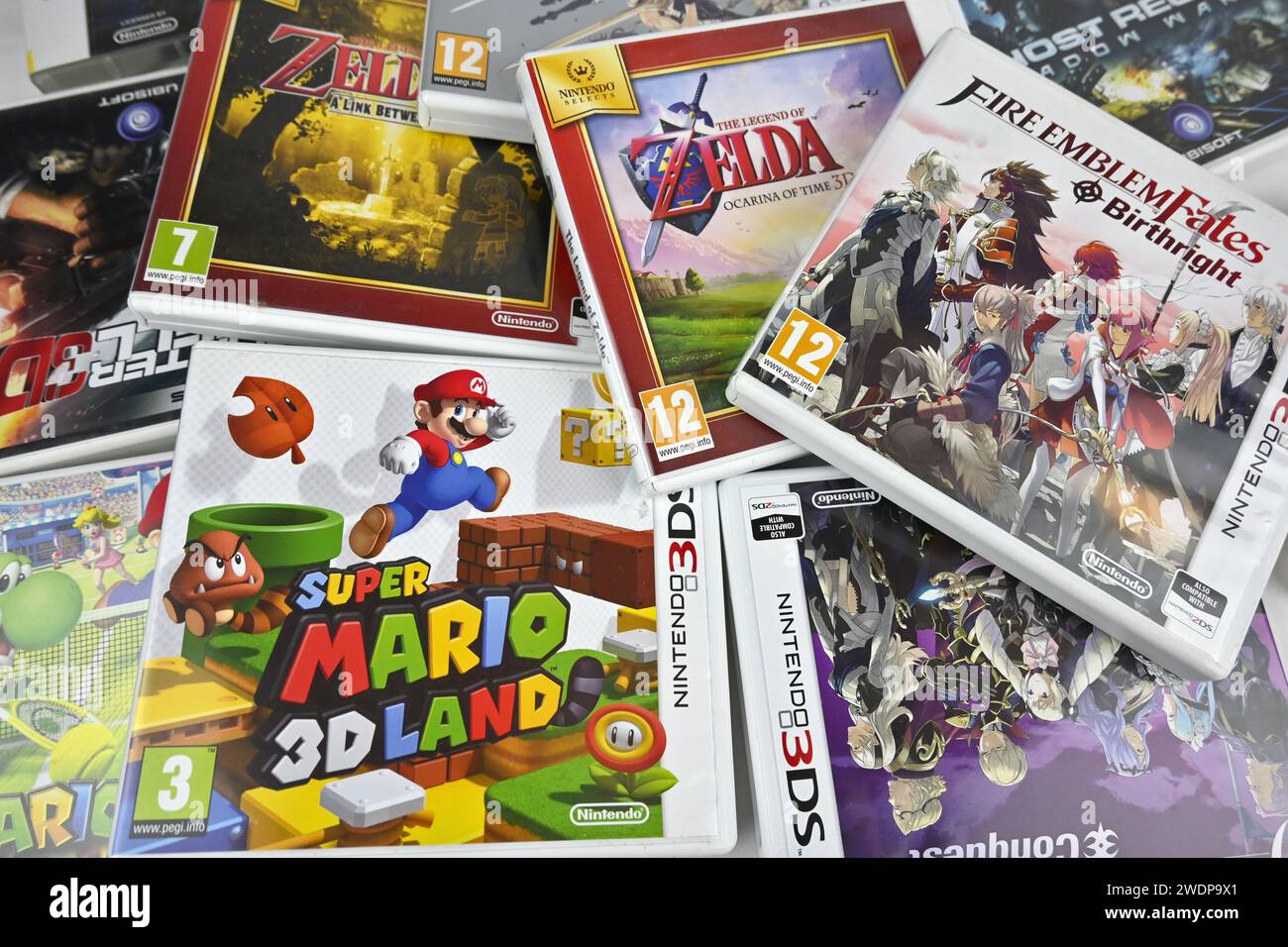 Nintendo 3DS video game Collection Physical Cases Collage – Galles, Regno Unito – 21 gennaio 2024 Foto Stock