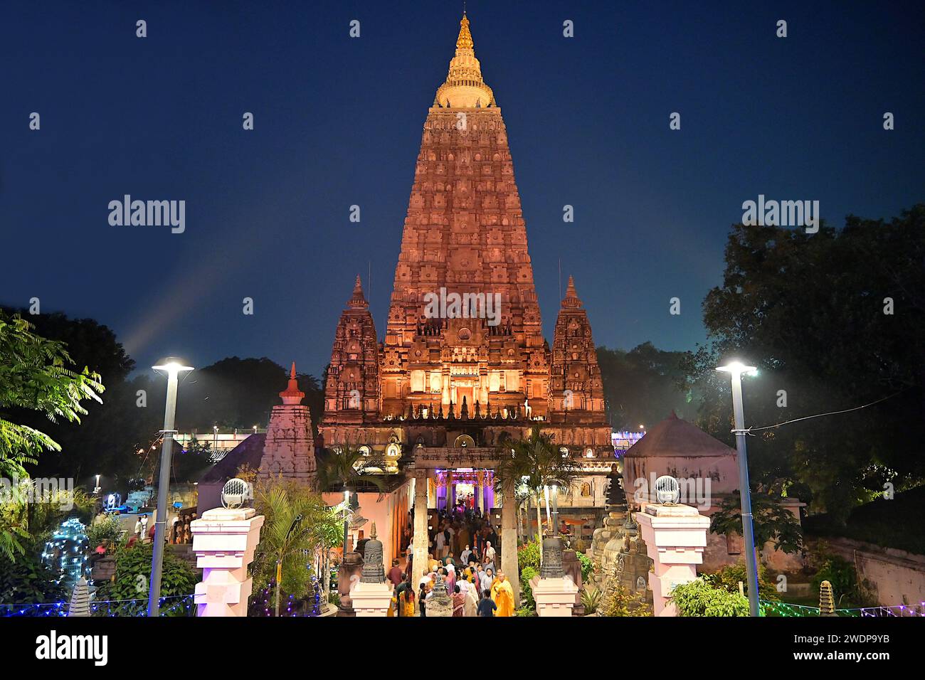 Il Tempio Mahabodhi alto 50 metri al crepuscolo, visto dall'ingresso principale est il cancello centrale, originariamente costruito dall'imperatore Asoka nel III secolo a.C. Foto Stock