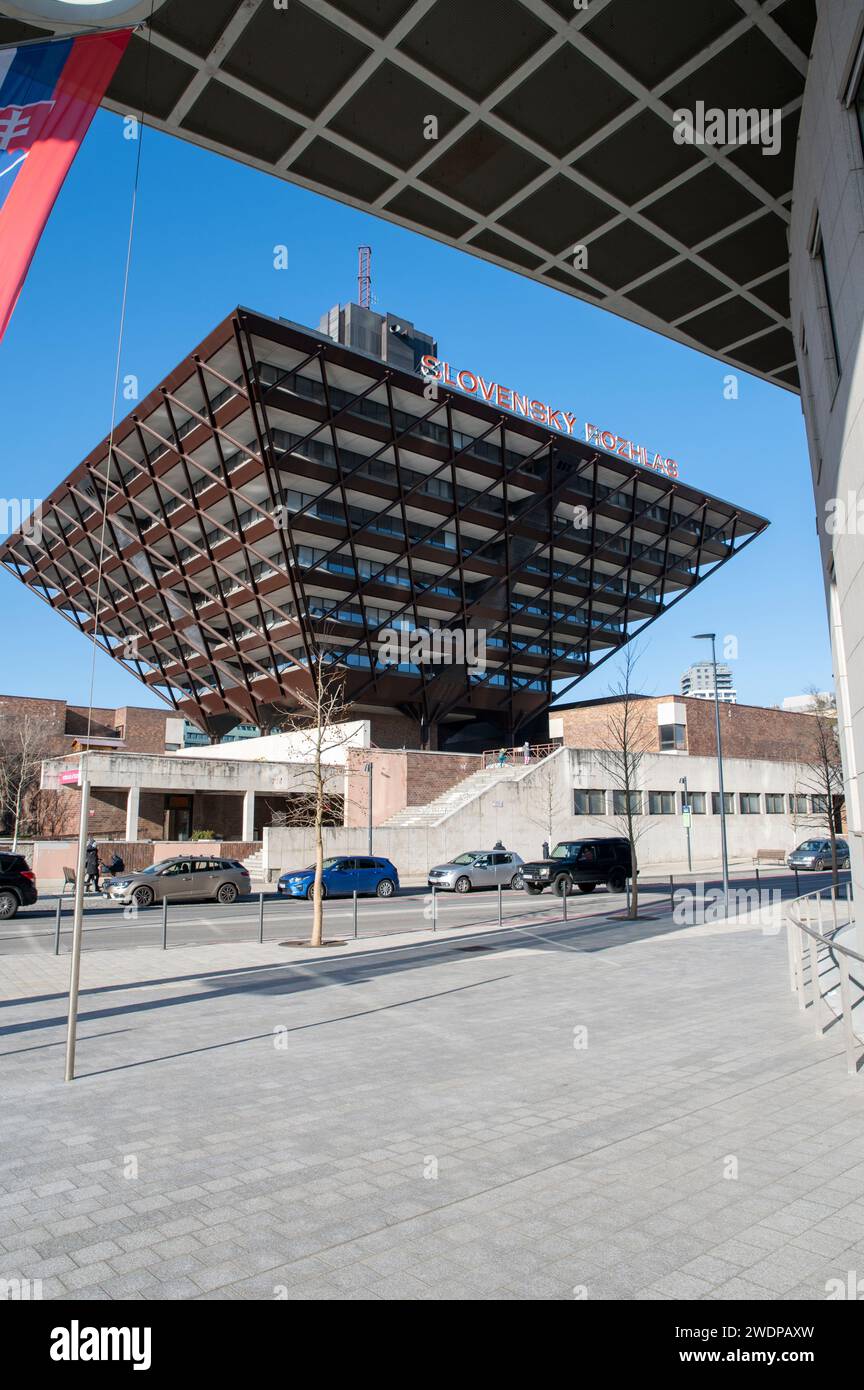 Bratislava, Slovacchia - 20 gennaio 2024: L'edificio della radio slovacca (Budova Slovenskeho rozhlasu) a forma di piramide rovesciata. Bratislava. Slo Foto Stock