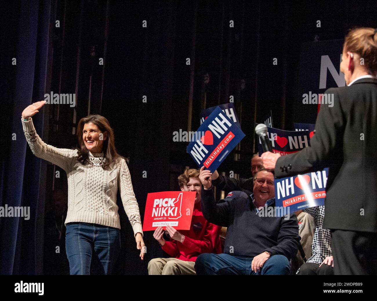 Exeter, Stati Uniti. 21 gennaio 2024. Il giudice Sheindlin della personalità televisiva DEGLI STATI UNITI presenta l'ex governatore della Carolina del Sud e candidato presidenziale repubblicano Nikki Haley durante un evento della campagna elettorale a Exeter, New Hampshire, il 21 gennaio 2024. Haley spera di battere l'ex presidente degli Stati Uniti Donald J. Trump nelle imminenti primarie del New Hampshire in seguito al ritiro del governatore della Florida Ron DeSantis dalle primarie presidenziali repubblicane. Foto di Amanda Sabga/UPI credito: UPI/Alamy Live News Foto Stock