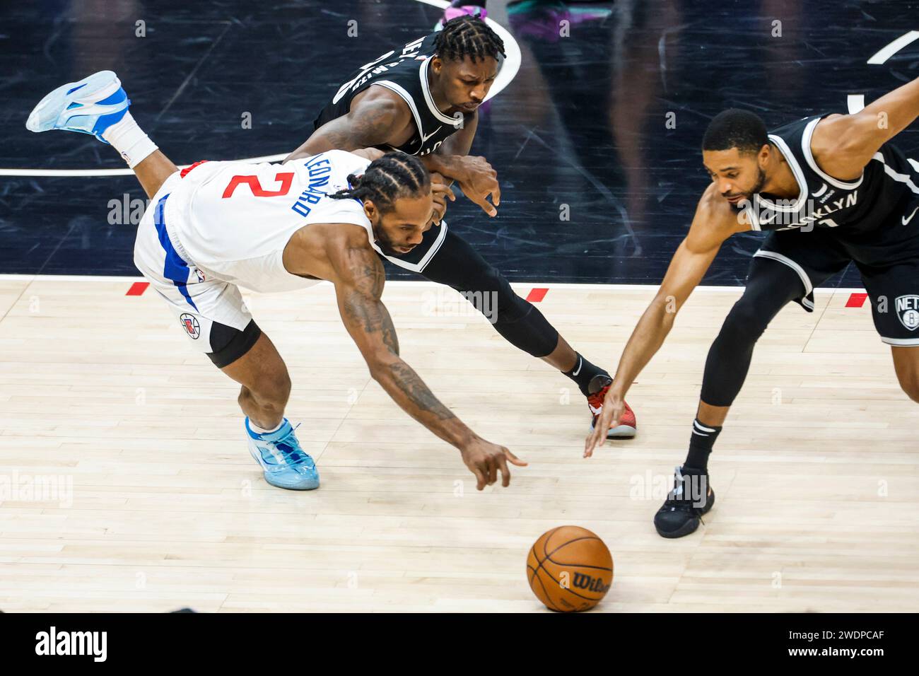 Los Angeles, Stati Uniti. 21 gennaio 2024. Kawhi Leonard (L) dei Los Angeles Clippers si aggira contro Dorian Finney-Smith (C) e Mikal Bridges (R) dei Brooklyn Nets durante una partita di basket NBA al Crypto.com Arena. (Foto di Ringo Chiu/SOPA Images/Sipa USA) credito: SIPA USA/Alamy Live News Foto Stock