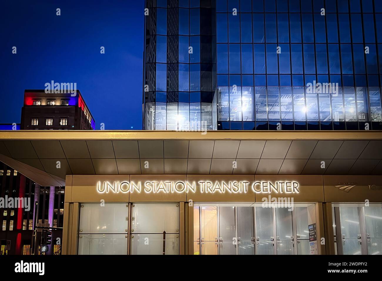 Union Station Transit Center di notte nel centro di Chicago, Illinois. Foto Stock