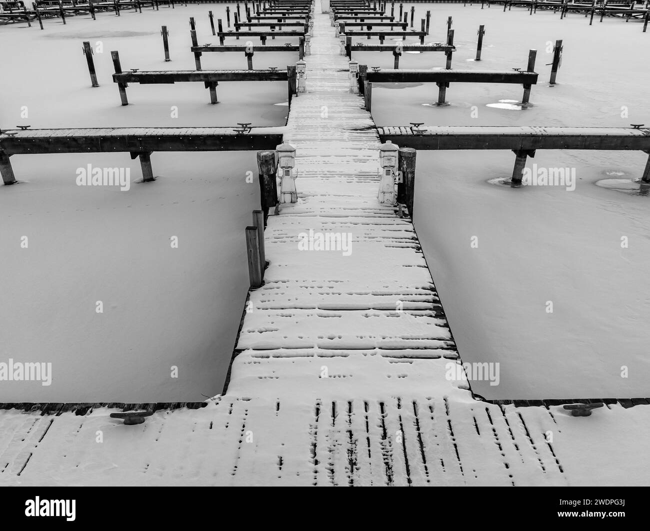 Foto aerea invernale di un porticciolo ghiacciato e innevato, ormeggio presso l'Allan H Treman State Marine Park, Ithaca, NY, USA. 01-21-2024 Foto Stock