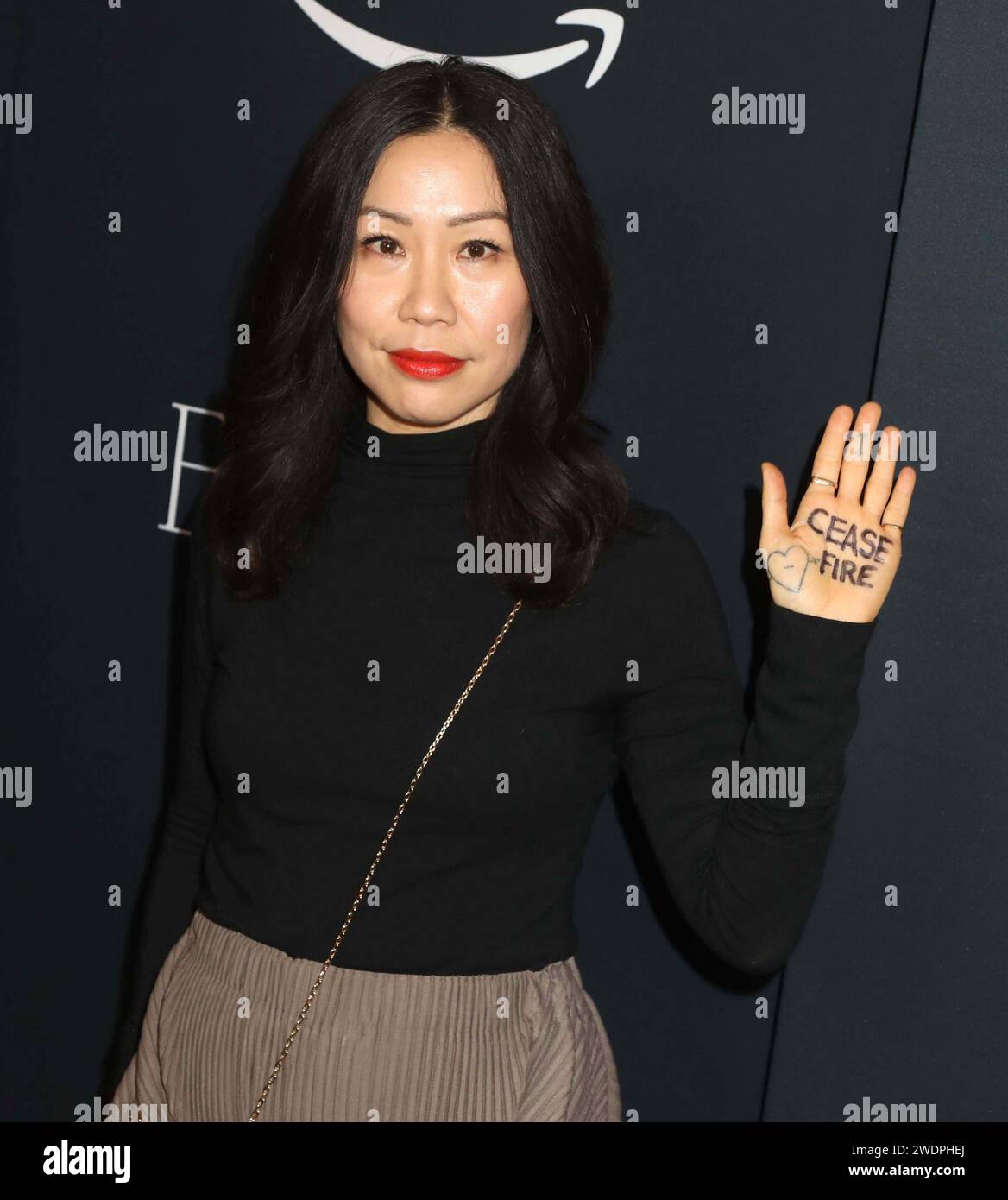 21 gennaio 2024, New York, New York, USA: La scrittrice VERA MIAO indossa il cessate fireÂ€™ sulla mano, vista alla prima proiezione di Amazon MGM â€˜Expatsâ™ tenutasi al Museum of Modern Art (Immagine di credito: © Nancy Kaszerman/ZUMA Press Wire) SOLO USO EDITORIALE! Non per USO commerciale! Foto Stock