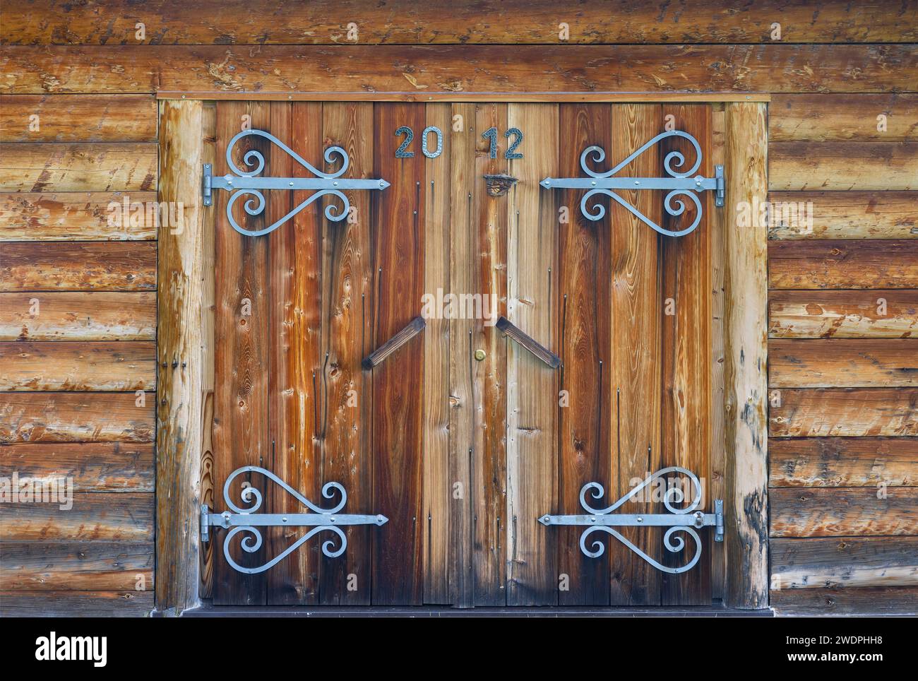 muro di legno con una bella doppia porta Foto Stock