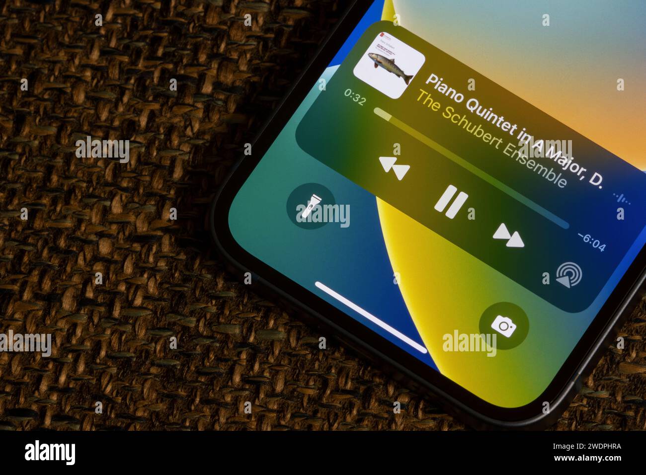 Il widget Apple Music viene visualizzato nella schermata di blocco di un iPhone. Quintetto per pianoforte in Una maggiore, D. 667 'The Trout' dello Schubert Ensemble è stato suonato dal ... Foto Stock