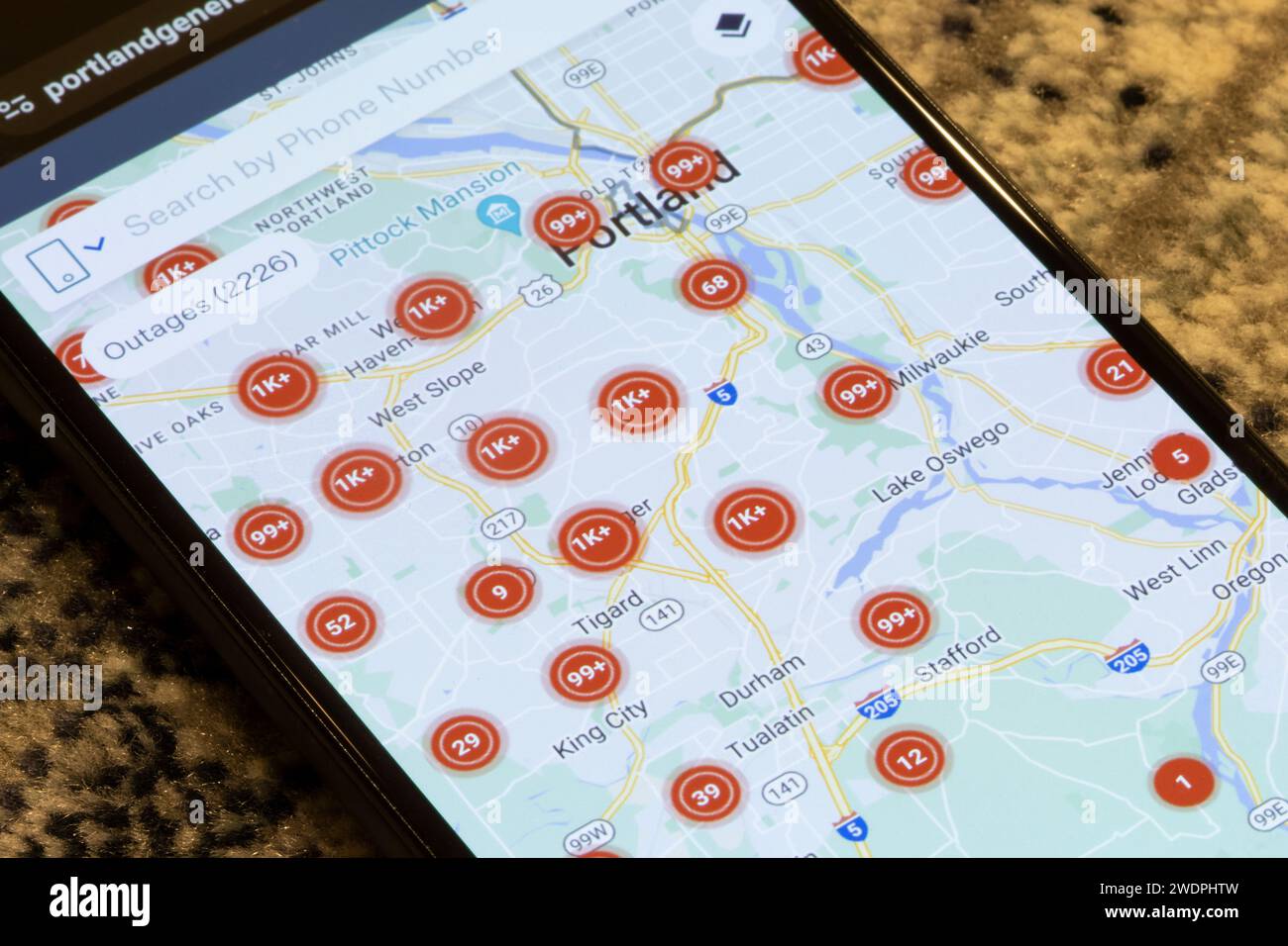 La mappa delle interruzioni di corrente di Portland General Electric è visibile sul suo sito Web su uno smartphone dopo una grave tempesta invernale che colpisce l'area metropolitana di Portland. Foto Stock