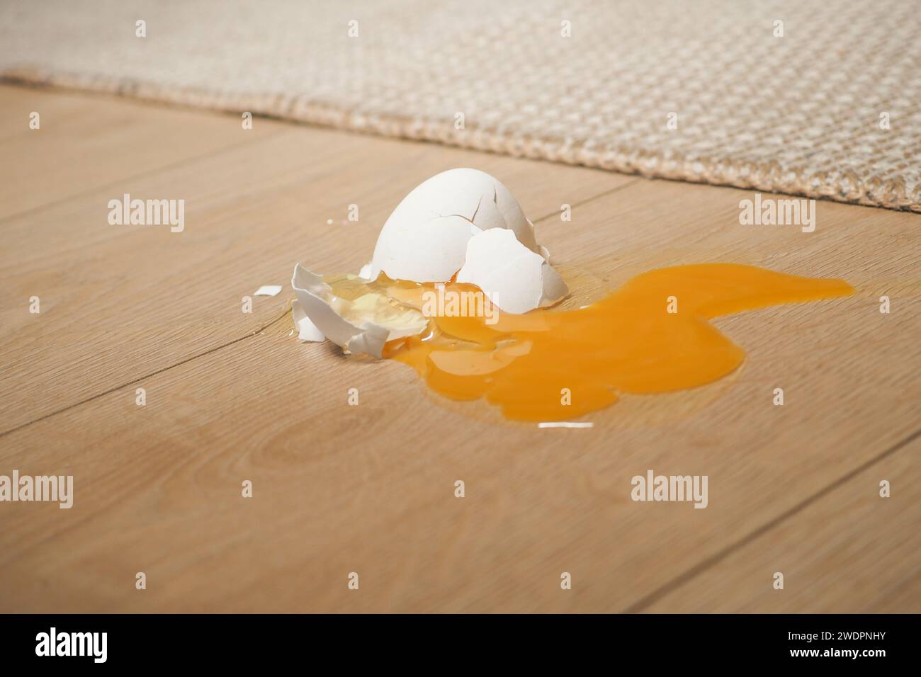 Uova rotte fresche sul pavimento della cucina Foto Stock