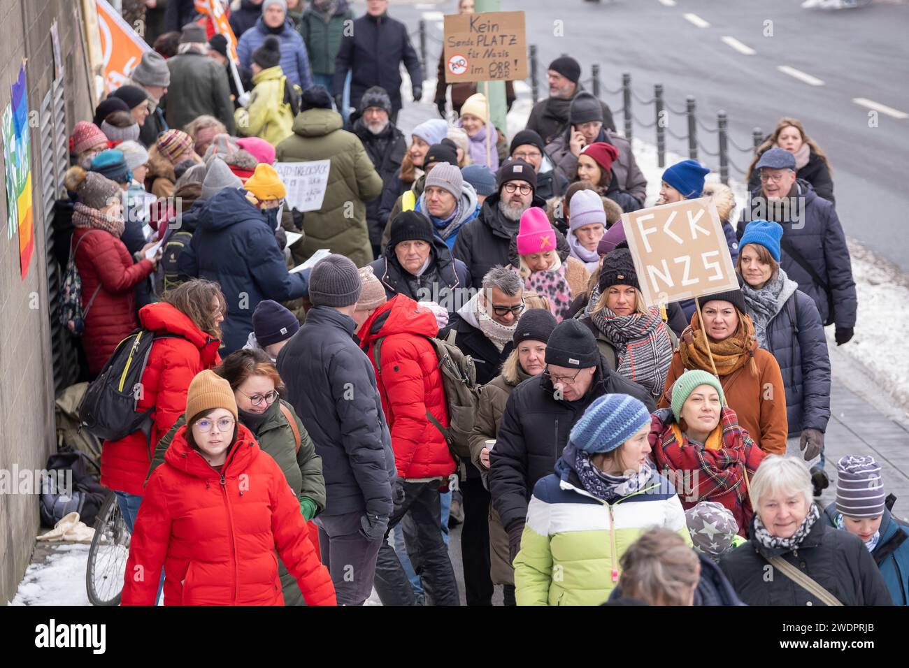 Circa 70.000 persone si sono riunite presso il cantiere navale Deuter Werft di Colonia il 21/01/24, per manifestare contro il partito di estrema destra AFD Foto Stock