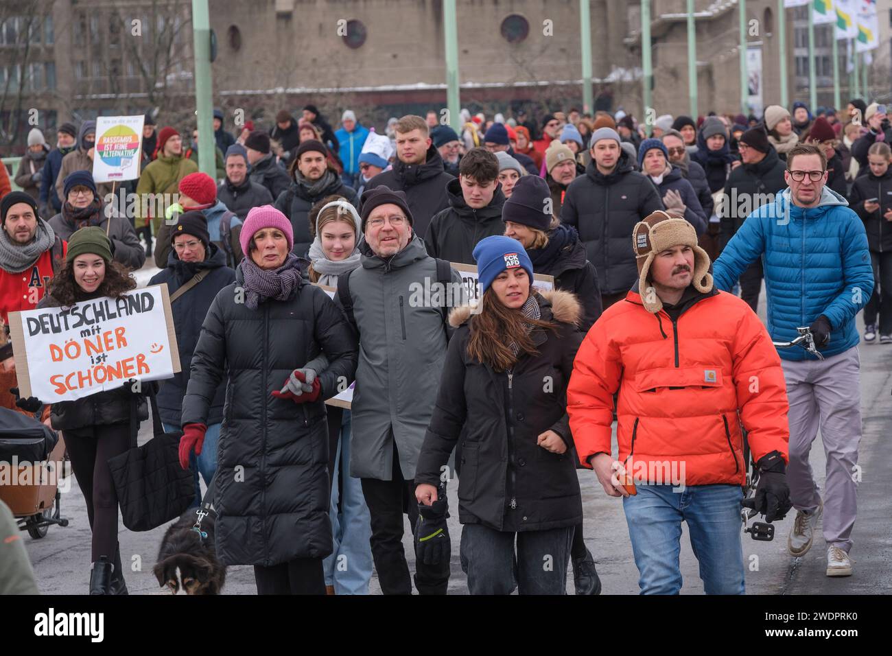 Circa 70.000 persone si sono riunite presso il cantiere navale Deuter Werft di Colonia il 21/01/24, per manifestare contro il partito di estrema destra AFD Foto Stock