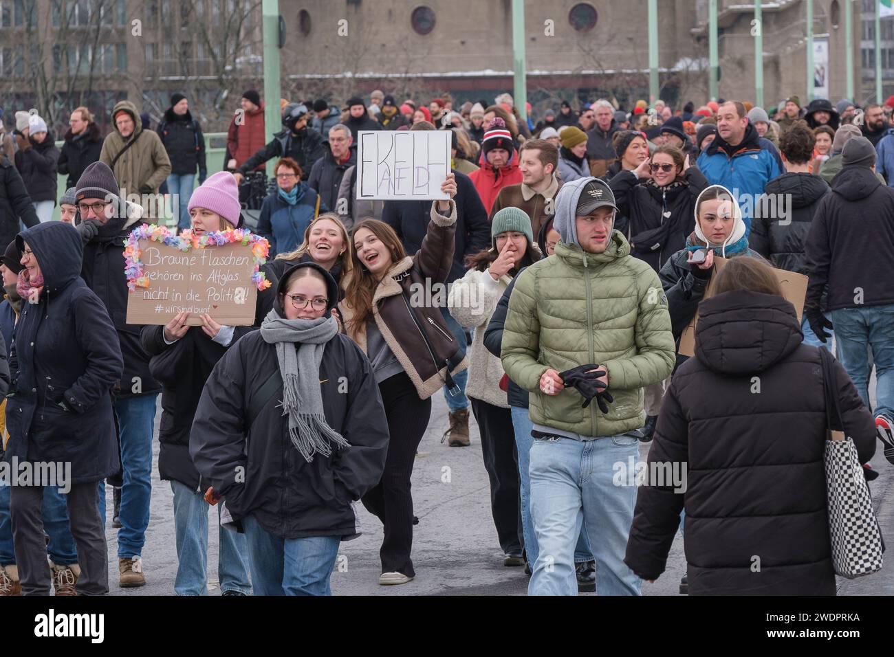 Circa 70.000 persone si sono riunite presso il cantiere navale Deuter Werft di Colonia il 21/01/24, per manifestare contro il partito di estrema destra AFD Foto Stock