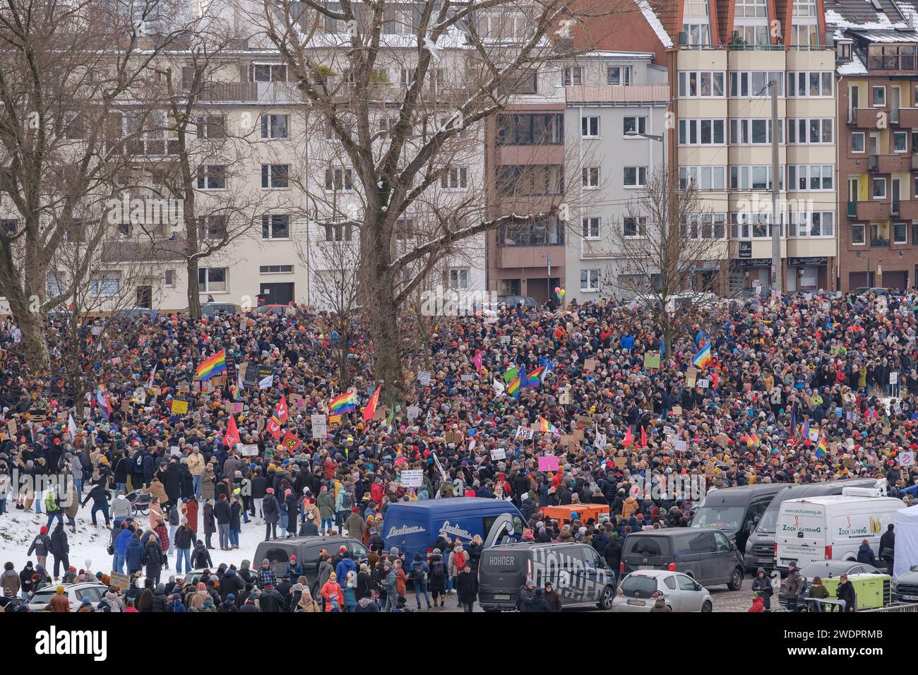 Circa 70.000 persone si sono riunite presso il cantiere navale Deuter Werft di Colonia il 21/01/24, per manifestare contro il partito di estrema destra AFD Foto Stock