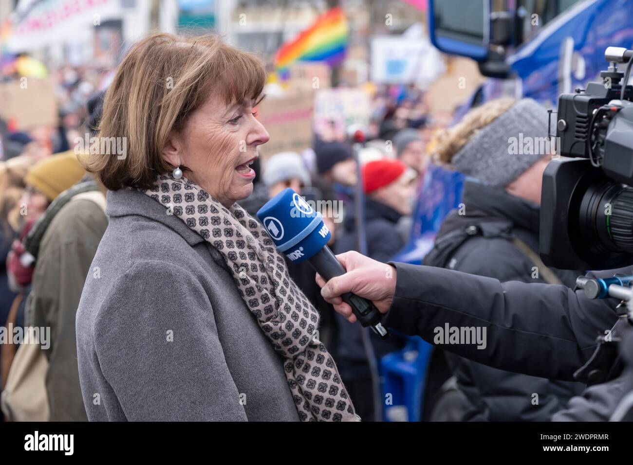 Il sindaco di Colonia Henriette Reker in un'intervista con WDR durante le proteste contro il partito di estrema destra AFD Foto Stock