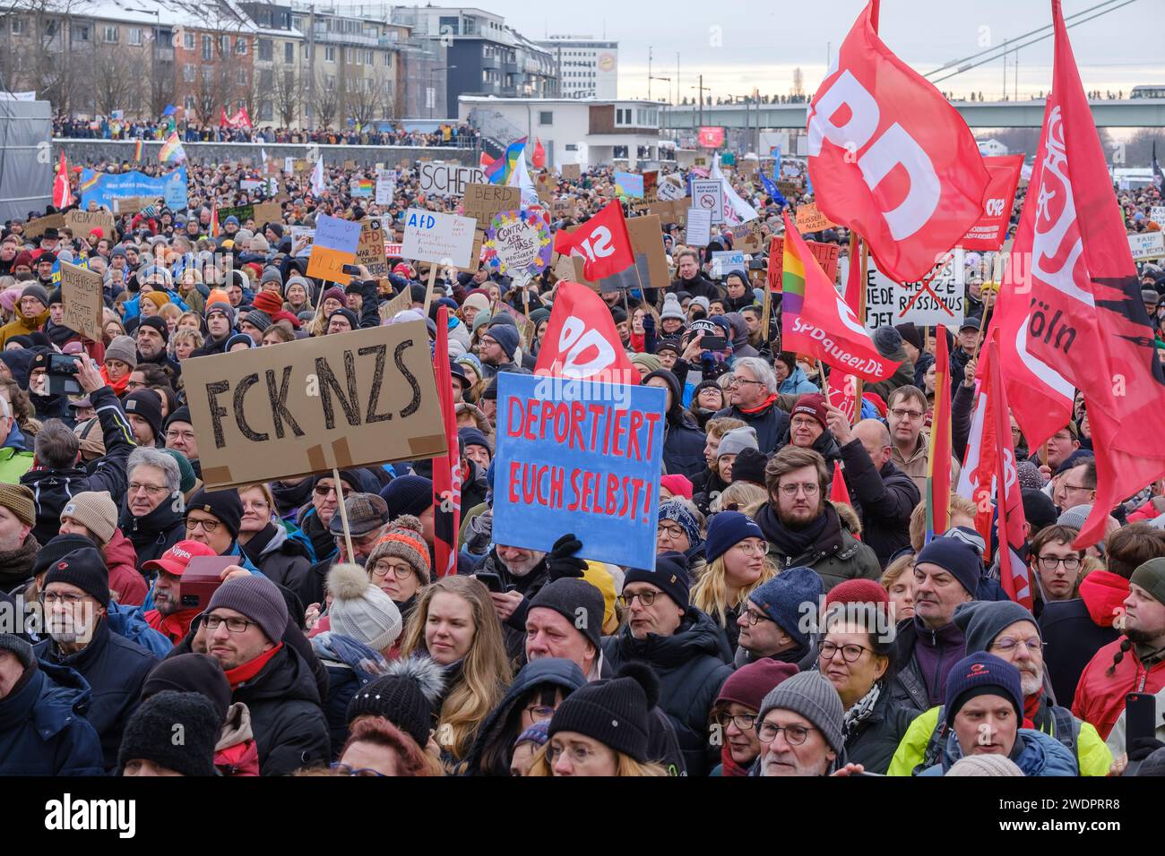 Circa 70.000 persone si sono riunite presso il cantiere navale Deuter Werft di Colonia il 21/01/24, per manifestare contro il partito di estrema destra AFD Foto Stock