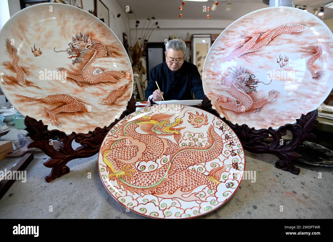 HANDAN, CINA - 22 GENNAIO 2024 - Un membro dello staff di un'impresa di ceramica realizza un prodotto in ceramica a tema Dragon Year a Handan, provincia di Hebei, Cina, Foto Stock