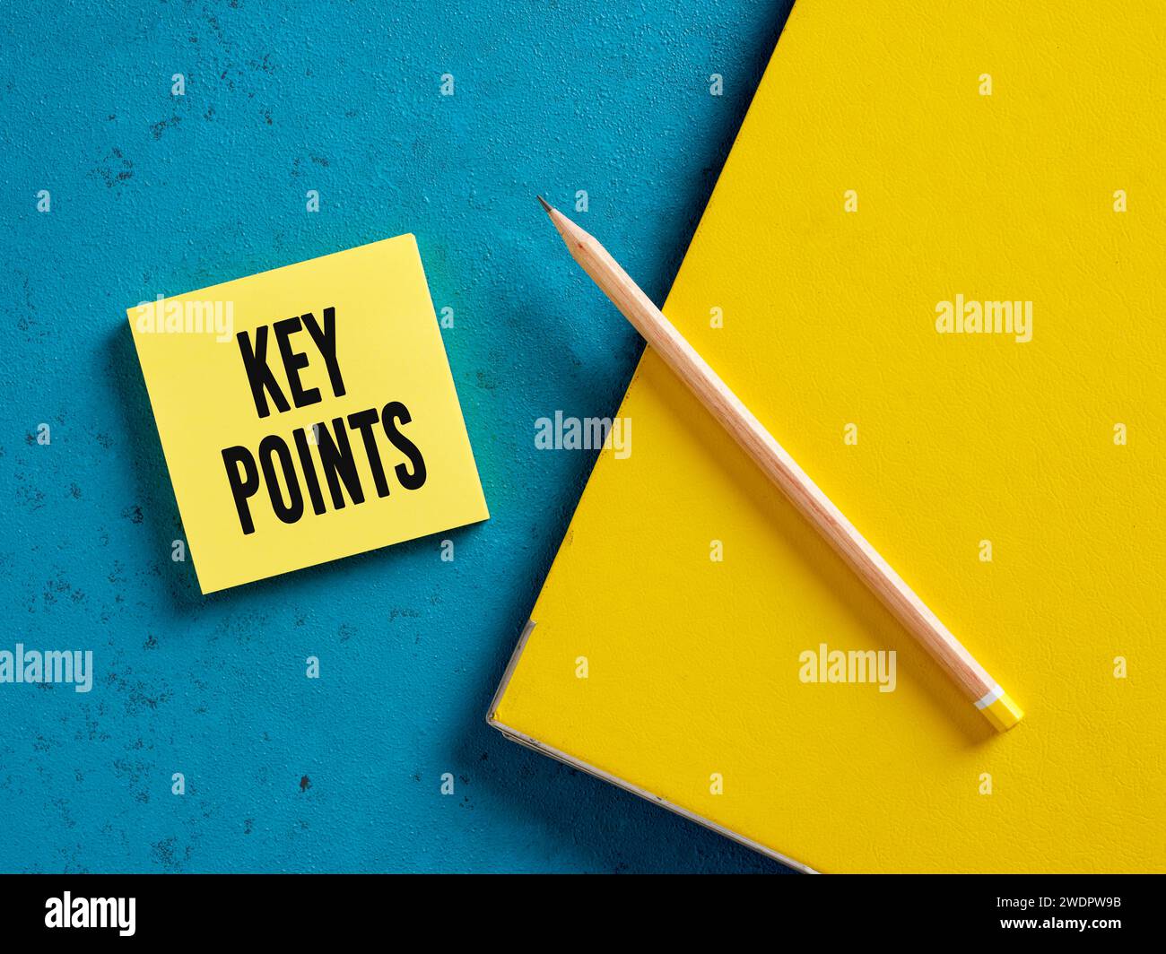 La parola chiave punta sulla carta adesiva gialla con una matita e un legante. I punti chiave di un problema nel settore aziendale o dell'istruzione. Foto Stock