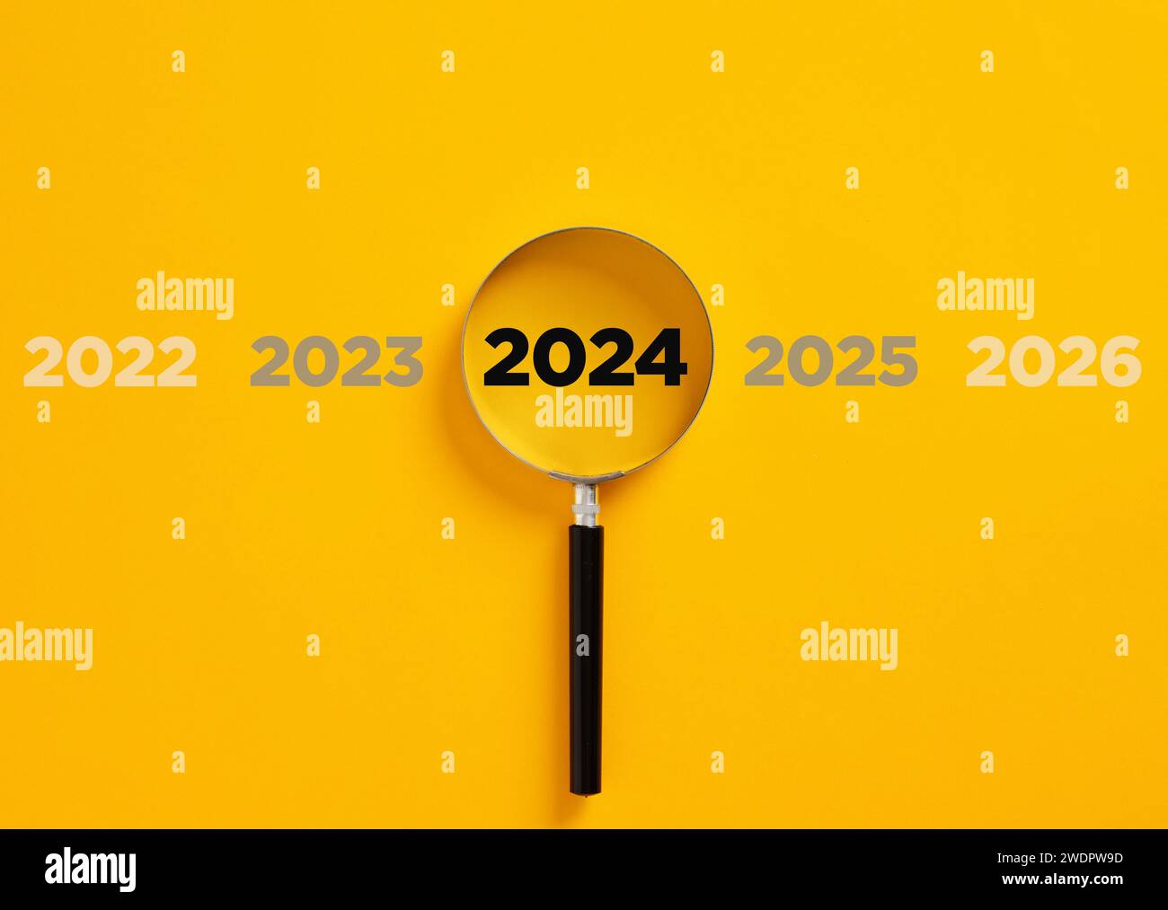 Lente d'ingrandimento per l'anno 2024 tra gli anni precedenti e successivi. Focalizzandosi su nuovi obiettivi aziendali, piani e opportunità di carriera di Foto Stock