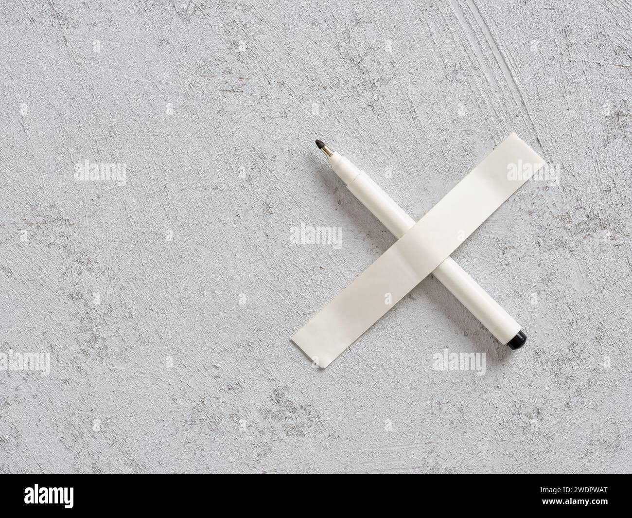 Penna bianca fissata su un muro. Libertà di stampa, diritti umani, libertà di pensiero, di espressione e di parola o concetti di censura. Foto Stock