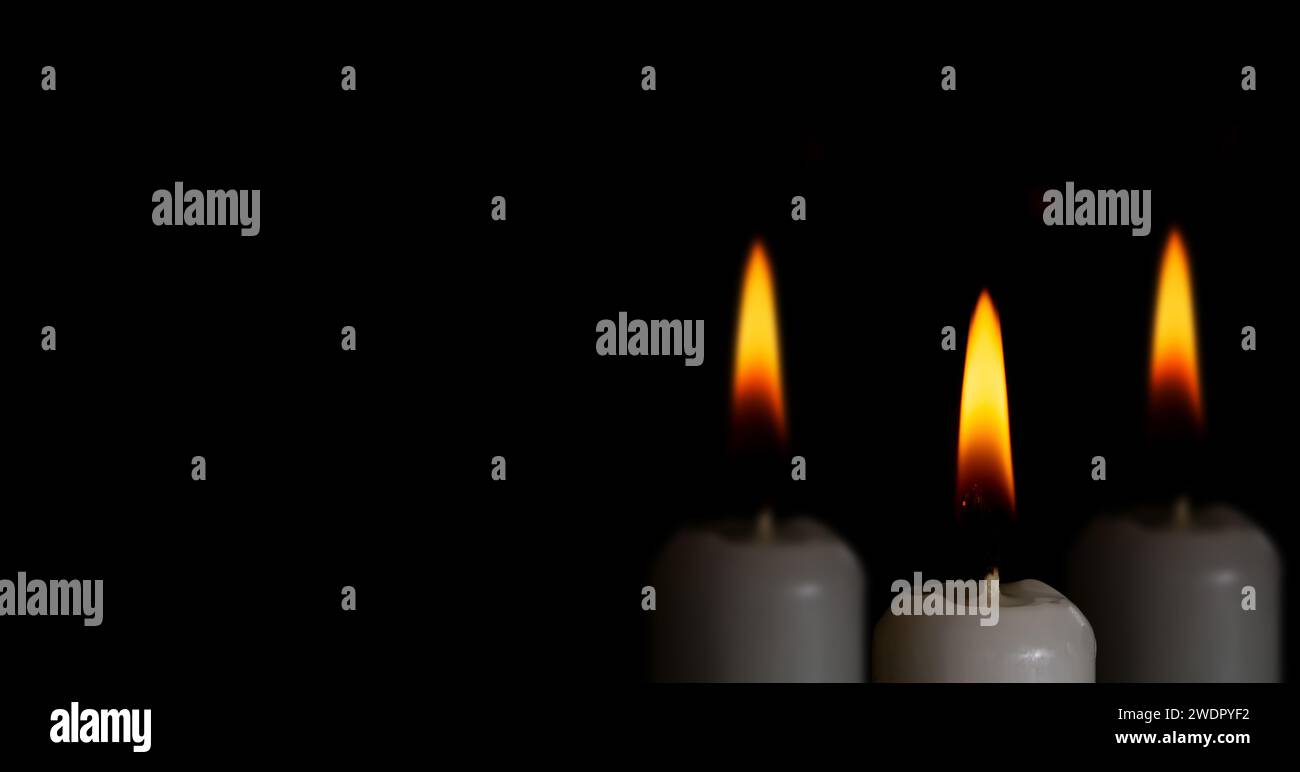 primo piano delle candele sullo sfondo nero Foto Stock