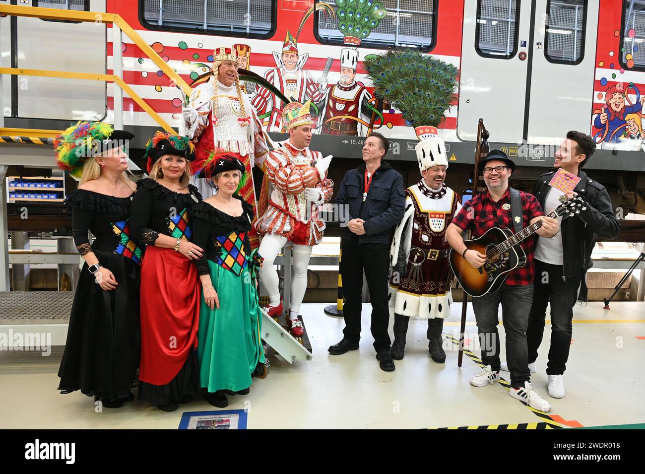 Colonia, Germania. 19 gennaio 2024. Colombina Colonia musicisti, artista Heiko Wrusch (m) Björn Heuser (2° da destra) e Manuel Sauer (cantante della band Eldorado ) (r)il triumvirato del carnevale di Colonia per la stagione carnevale 2024 Jungfrau Frieda (Friedrich Klupsch), Prinz Karneval Sascha I.. (Sascha Klupsch) e Bauer Werner (Werner Klupsch) alla presentazione del carnevale S Bahn con immagini di oggetti nascosti dell'artista Heiko Wrusch. Crediti: Horst Galuschka/dpa/Alamy Live News Foto Stock