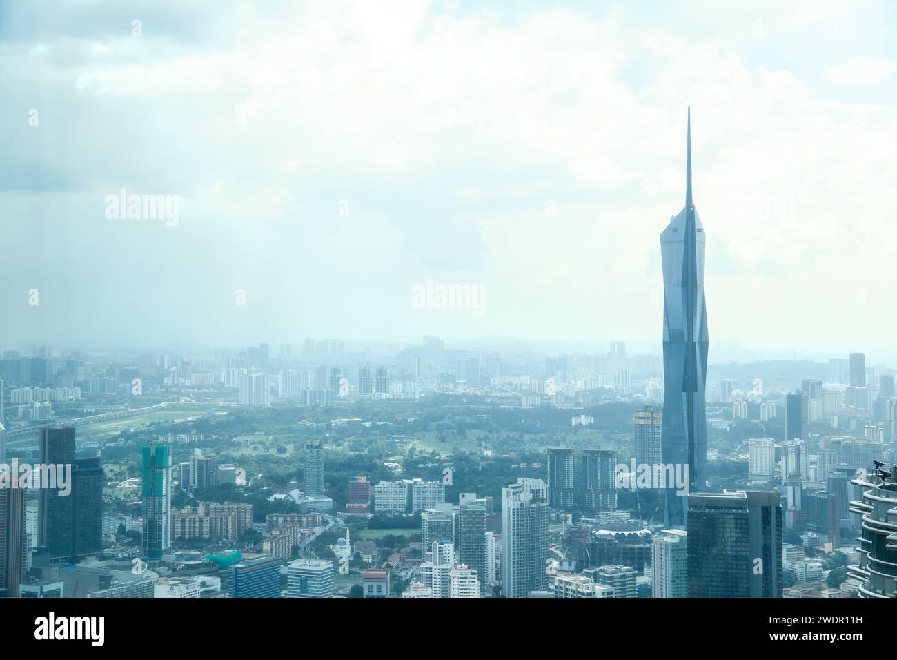 Kuala Lumpur, Malesia - 19 dicembre 2023: Merdeka 118, nota anche come PNB Tower o Warisan Merdeka Tower, alta sopra altri edifici. Foto Stock