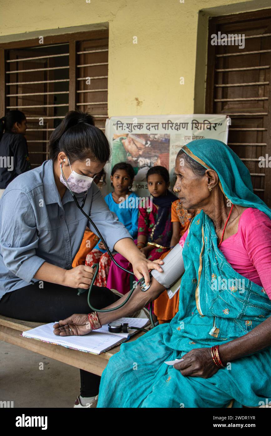 Un assistente sanitario nota i segni vitali prima di inviare i pazienti per il trattamento dentale. Khutta, Mahottari, Nepal meridionale. Foto Stock