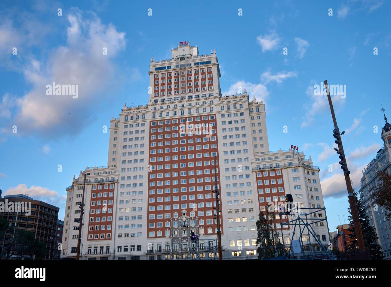 Edificio popolare sulla Plaza de Spain a Madrid ora convertito in un hotel Foto Stock