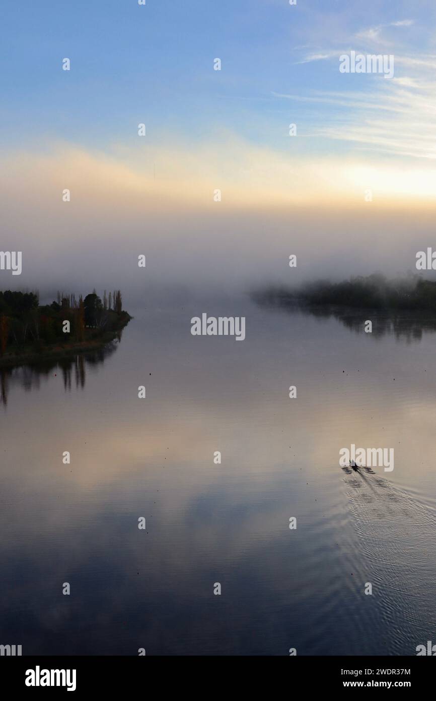 La mattina presto canottaggio al lago Burley Griffin Foto Stock