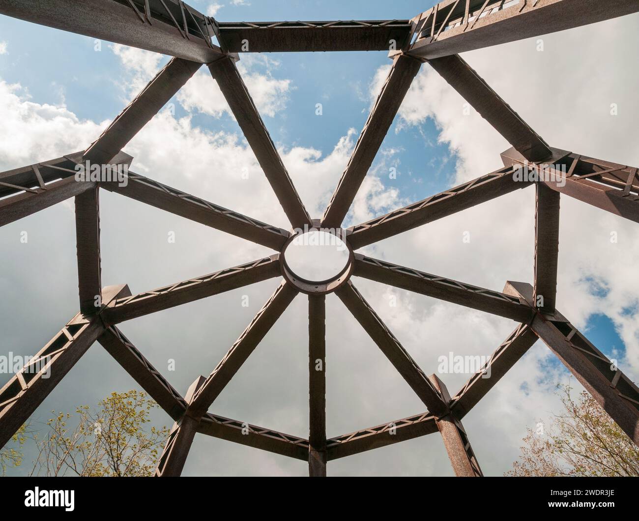Un monumento fuori dal relitto del Kinzua Bridge State Park in Pennsylvania, Stati Uniti Foto Stock