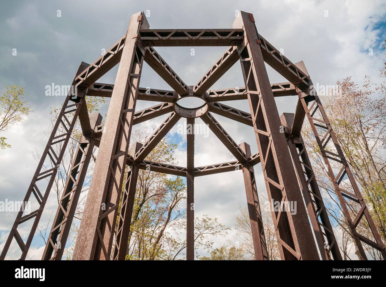 Un monumento fuori dal relitto del Kinzua Bridge State Park in Pennsylvania, Stati Uniti Foto Stock