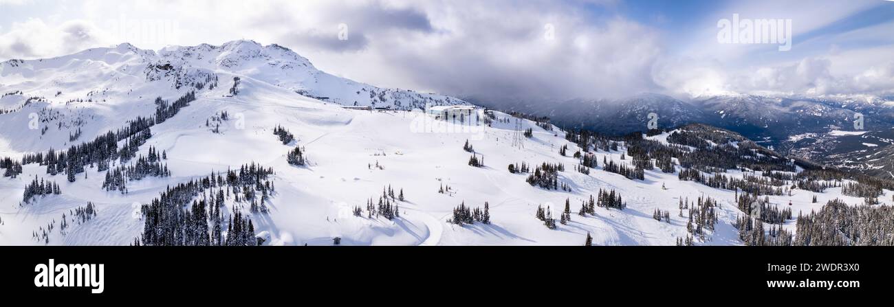 Panorama mozzafiato sulle montagne, picco Whistler, riprese aeree, scogliera di montagna, tramonto, inverno, piste da sci. Foto Stock
