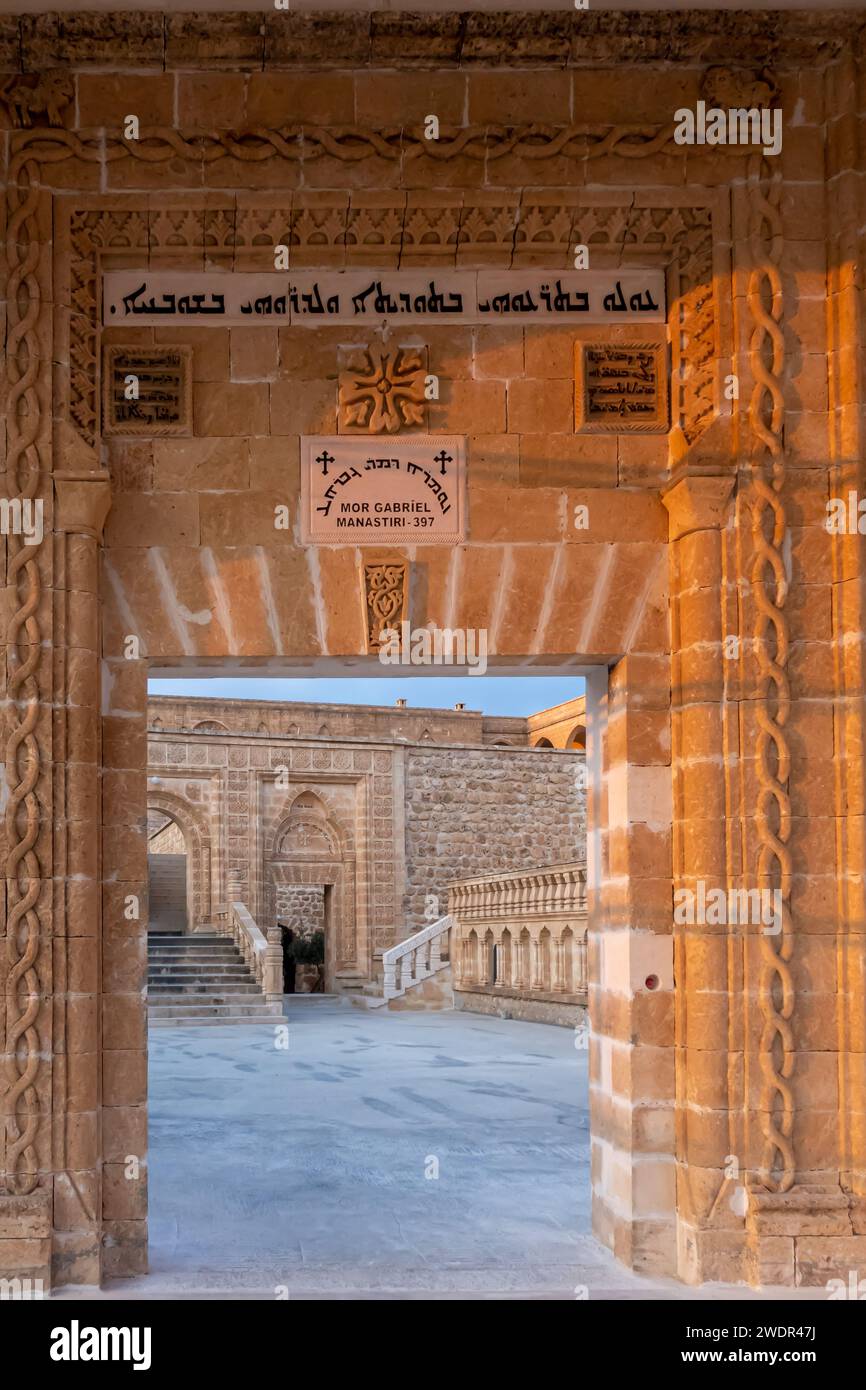 Porta d'ingresso, vista attraverso la cornice del Monastero di Mor Gabriel, a Midyat, Mardin, Tur Abdin, Turchia Foto Stock