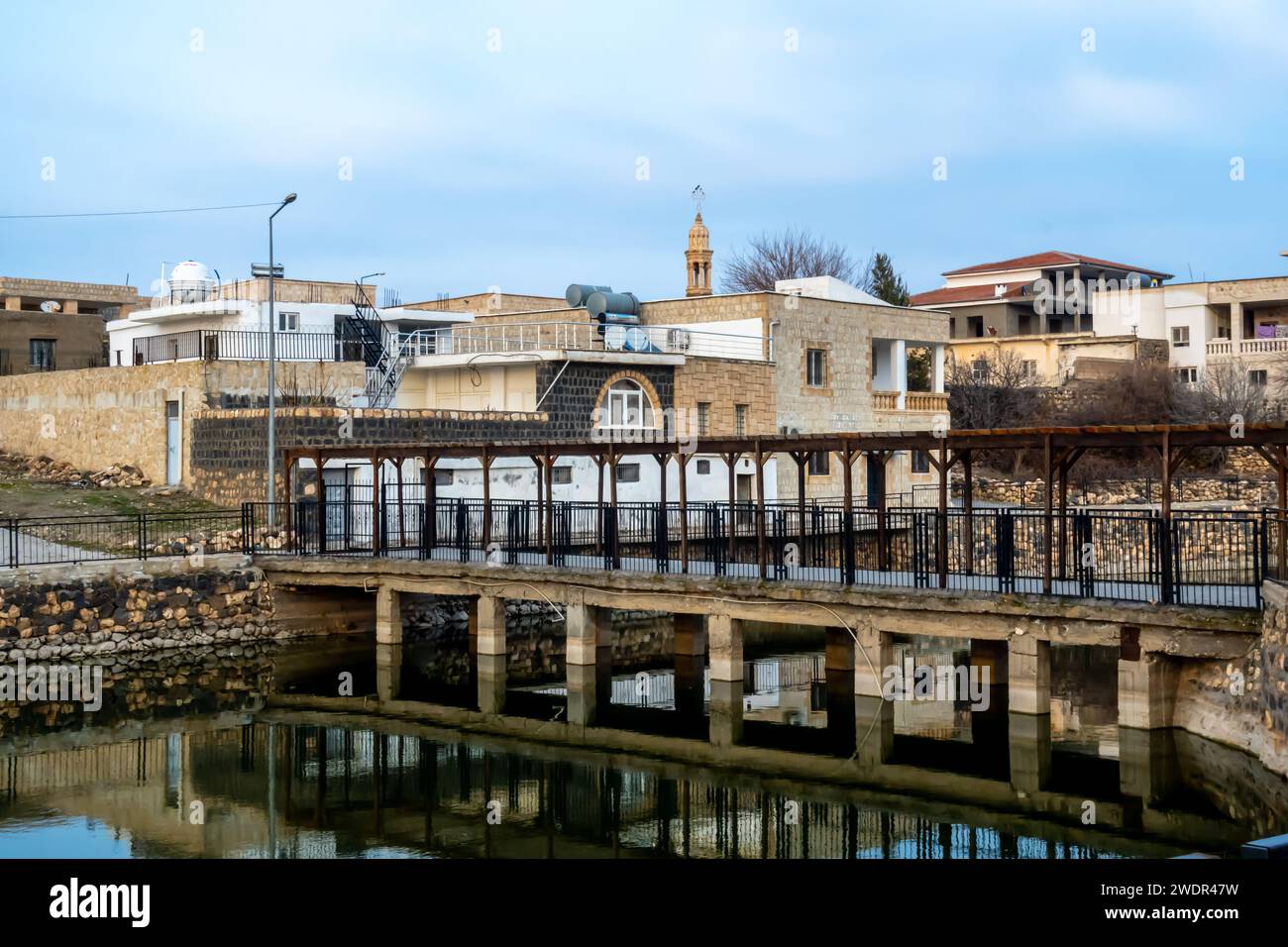 La città di Öğündük/Şırnak/İdil, fiume Türkiyeon Midyat, turchia sud-orientale, Midyat, provincia Foto Stock