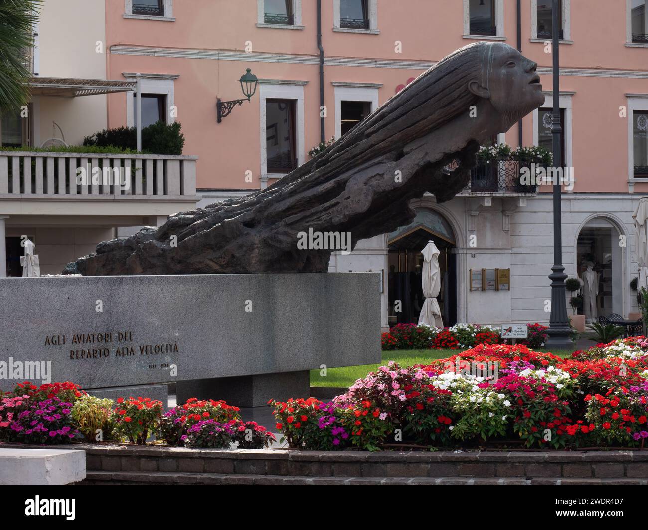 DESENZANO DEL GARDA, ITALIA - 22 SETTEMBRE 2023: Monumento dedicato ai coraggiosi aviatori (Monumento agli aviatori del reparto alta velocità) a Piaz Foto Stock