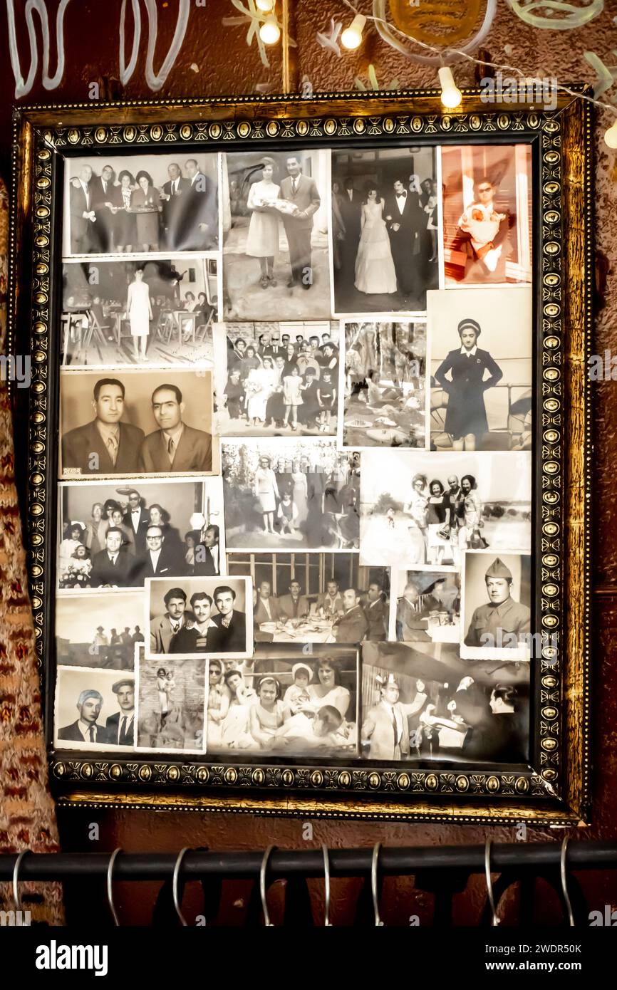 Album fotografico turco con ritratti in bianco e nero e foto di famiglia assortiti venduto in un mercato come collage - popolari articoli in vendita sui bazar, Mardin Turchia Foto Stock