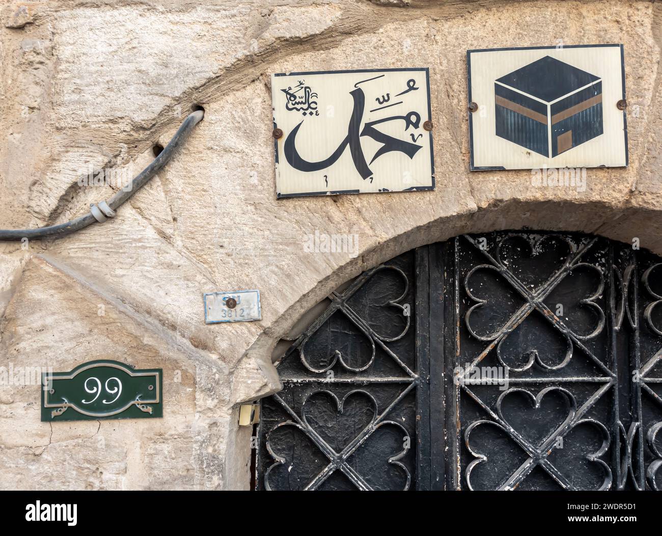 Numero di porta, numero di porta, cartelli sulla vecchia porta della casa nella storica Mardin, Turchia, immagine della Kaaba sulla porta, cartelli della Kaaba, intonaco arabo Foto Stock