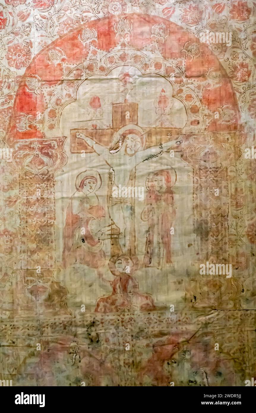 La Crocifissione e i dodici Apostoli, XIX secolo. Stampa in legno e pittura a mano con tinture vegetali su tessuti di lino, Mardin Turkey Foto Stock