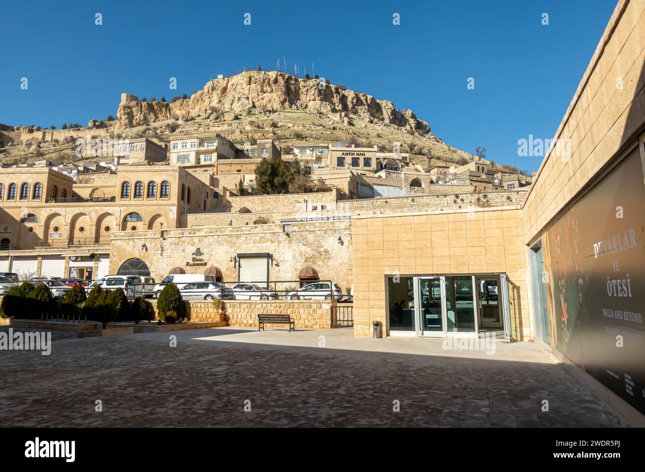 Vista del castello di Mardin dal cortile del Museo di storia di Mardin, Turchia Foto Stock