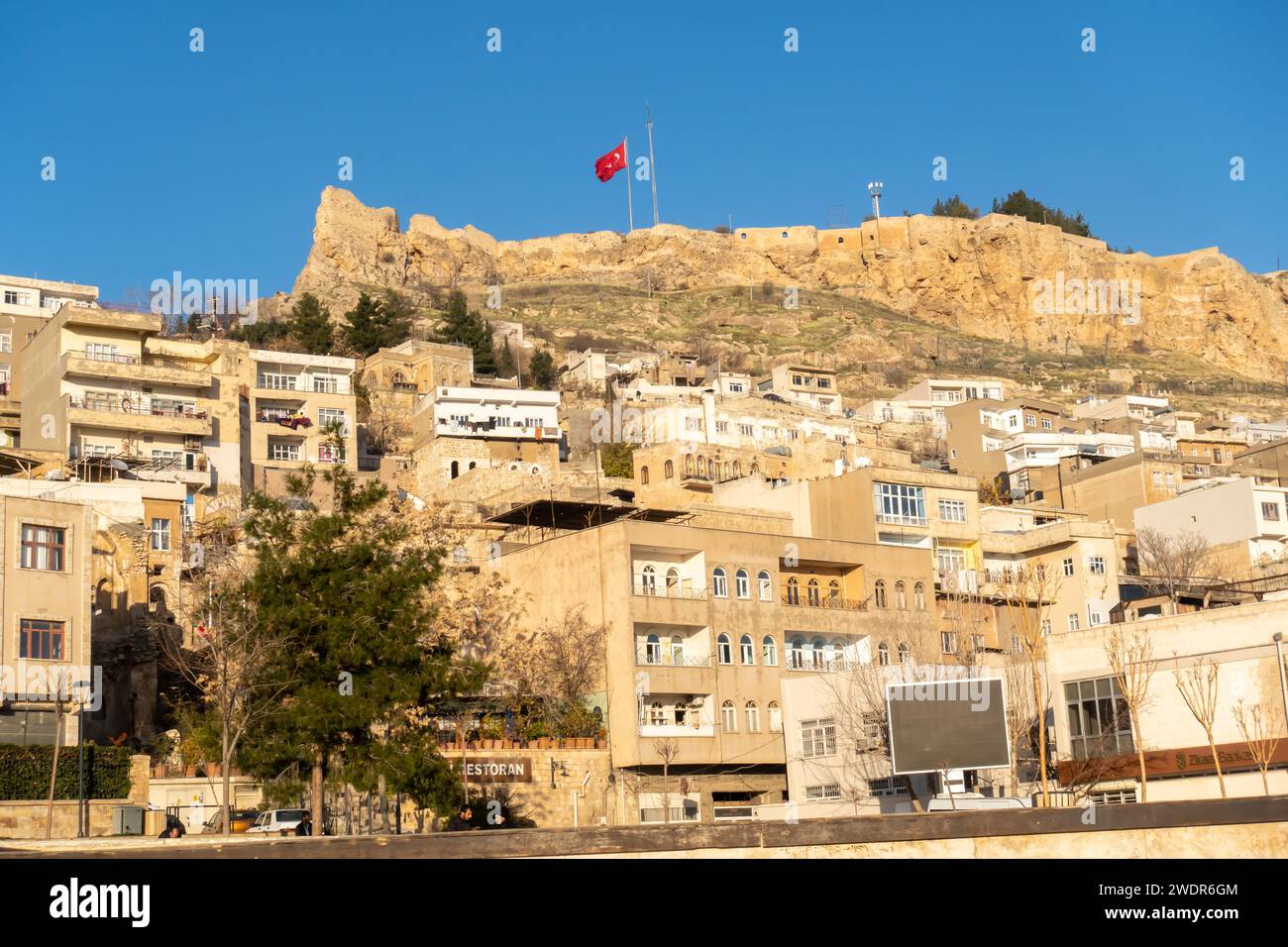 Vista sul castello di Mardin dalla città vecchia, Turchia Foto Stock