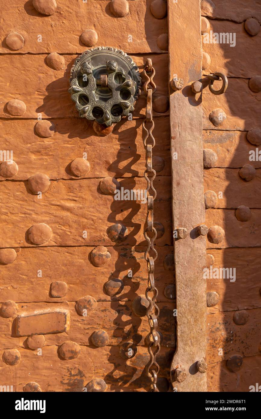 Maniglia della portiera, battente della porta in ferro, tiratura ad anello in metallo, Mardin Turkey Foto Stock