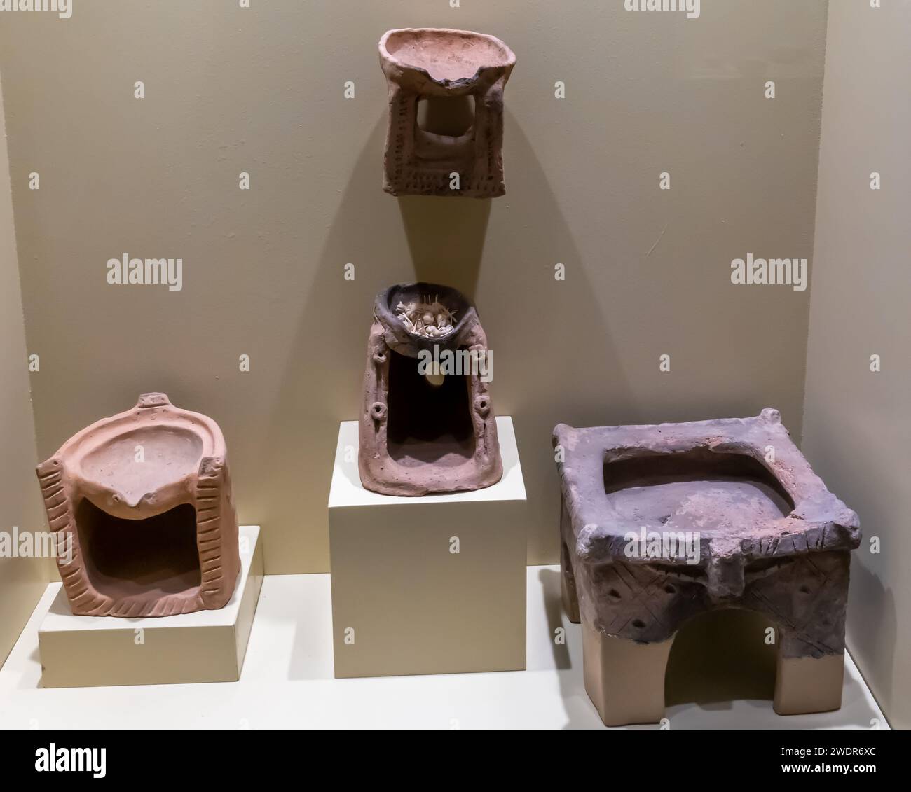 Altari incenso di argilla cotta al forno, età media del bronzo (2000 - 1600 a.C. ) Foto Stock