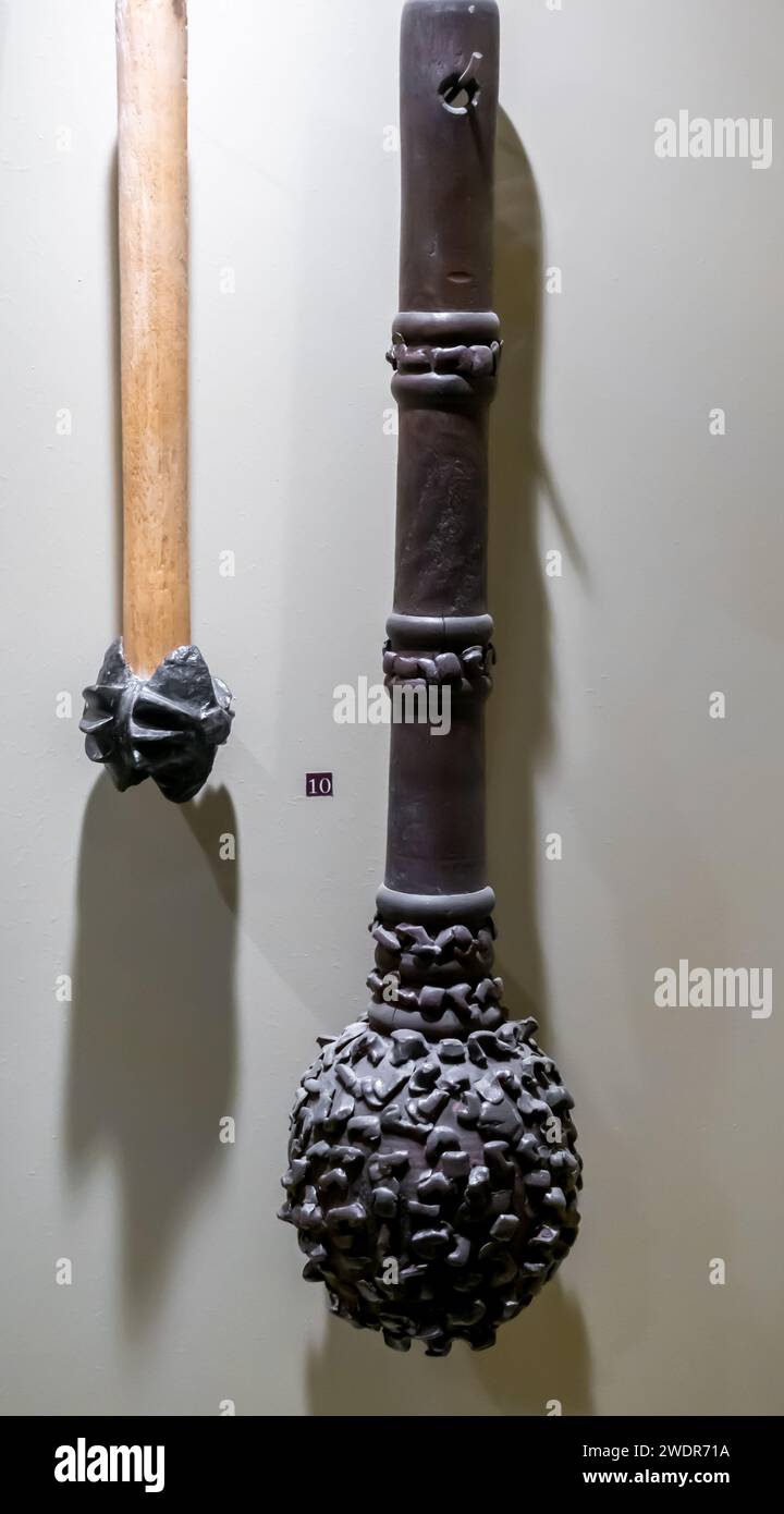 Macine di ferro del Medioevo, ottomane. Mazze pesanti con una testa di metallo a punta. Foto Stock
